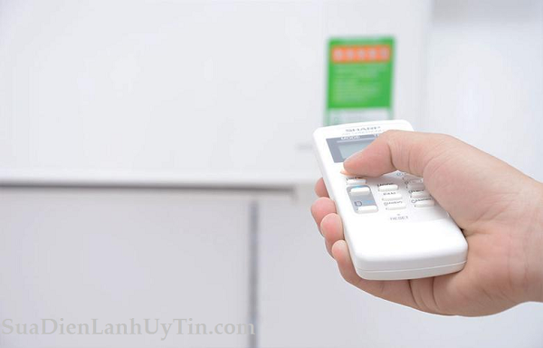 Điều chỉnh nhiệt độ máy lạnh phù hợp cũng là cách tiết kiệm điện