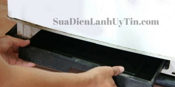 Tình trạng tủ lạnh chảy nước ra sàn nhà có phải đang là điều bạn cảm thấy bực